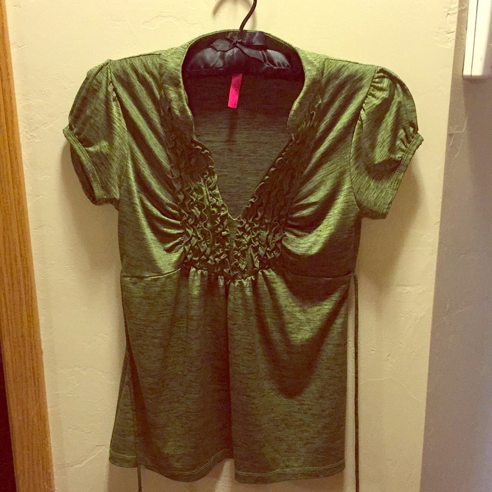 Short sleeve top with tie back and ruffled v-neck